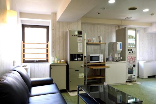 仙台Hotel Johzenji的带沙发的客厅和厨房