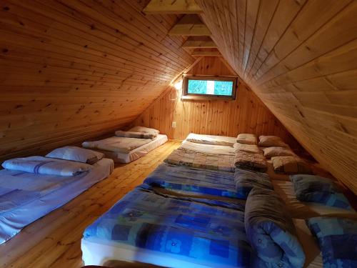 JõesuuSoomaa Water Camp的木制阁楼间 - 带三张床
