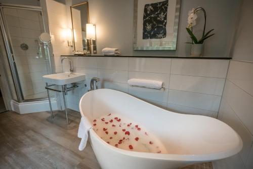 霍格斯石头庄园酒店的一间浴室