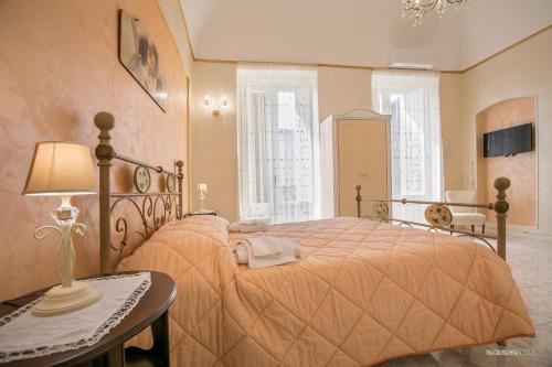 Palo del ColleB&B Nonna Lella的一间卧室配有一张床和一张带台灯的桌子