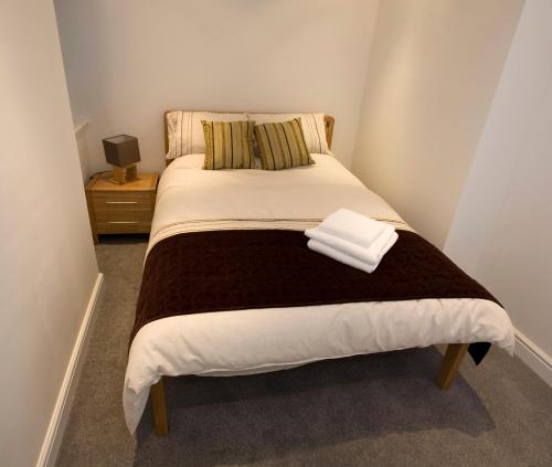 阿伯丁阿伯丁服务式公寓 - 洛奇的一间卧室配有一张大床和两个枕头