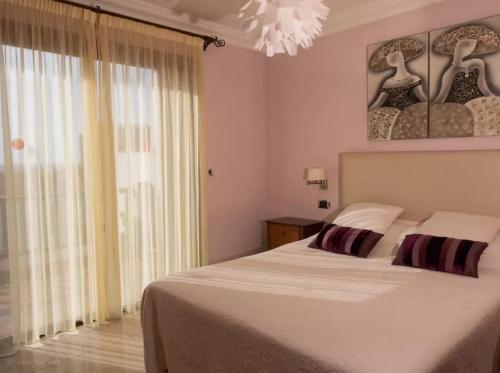 美洲海滩Apartment in Playa de las Americas 1的一间卧室设有一张床和一个大窗户