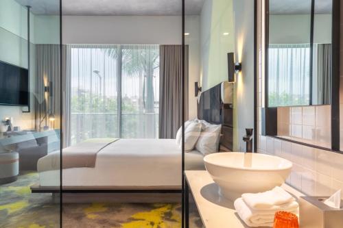 Hyde Suites Midtown Miami客房内的一张或多张床位