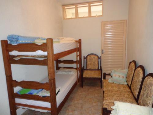 圣罗克迪米纳斯Casa Serra da Canastra - Chicó的客房设有三张双层床和一扇窗户。