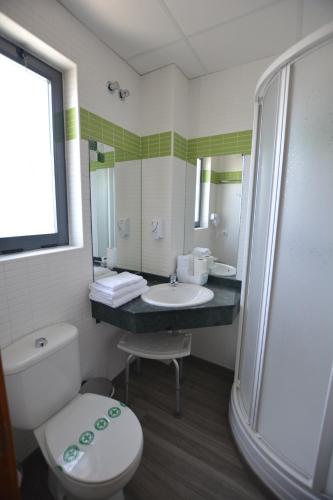 帕特纳Hotel Vista al Sol的浴室配有卫生间、盥洗盆和淋浴。