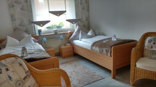 塔尔普艾乌尔内斯特旅馆的一间卧室设有两张床、一把椅子和一个窗户。