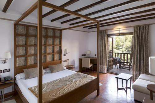 托莱多帕拉多托莱多酒店的一间卧室设有一张床和一间客厅。