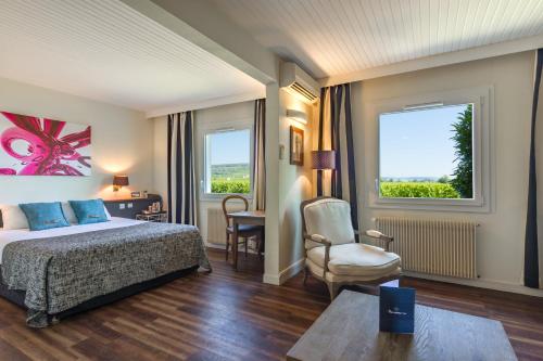 博讷其利雅得威望博纳乐全景酒店的酒店的客房 - 带一张床、椅子和窗户