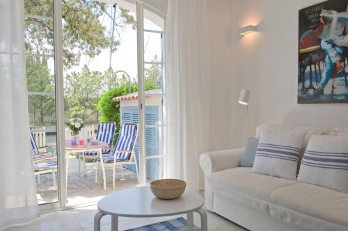格里莫Maison d'Azur的客厅配有沙发和桌子