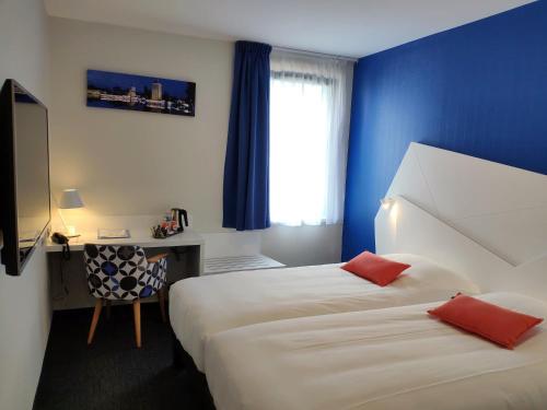 斯特拉斯堡折纸酒店的酒店客房设有两张床和窗户。