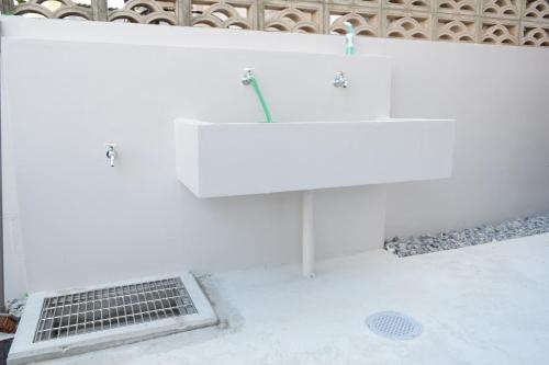 宫古岛Hotel 385的白色的浴室设有水槽和排水渠