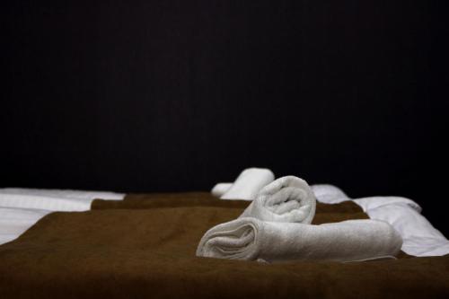 梅斯蒂亚Suntower Hotel的床上的两条毛巾
