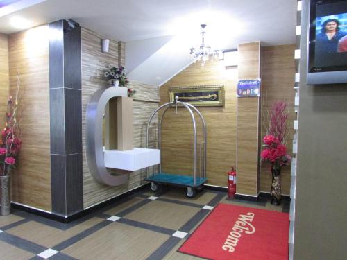 吉隆坡萨弗里酒店的一间带水槽和镜子的浴室以及一台电视