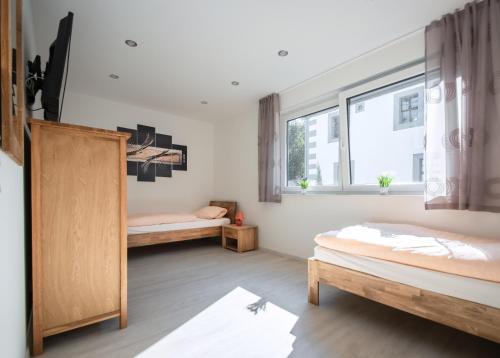 爱尔福特Ferienhaus Marie的一间卧室设有两张床和窗户。