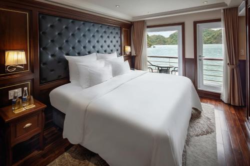 下龙湾天堂优雅下龙湾邮轮的窗户客房内的一张大白色床