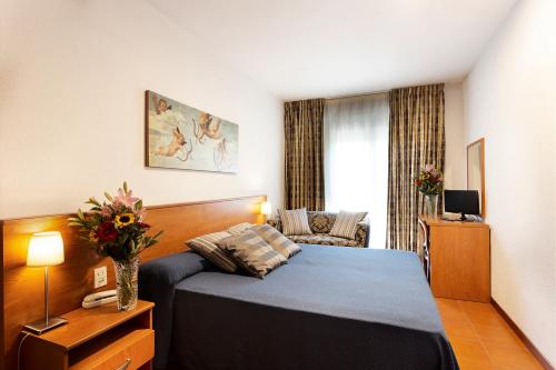 佛罗伦萨科罗尔酒店的酒店客房,配有床和沙发
