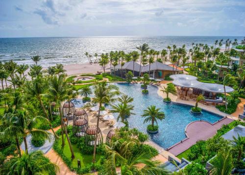 富国富国长滩洲际度假酒店的享有带游泳池和海洋的度假村的空中景致