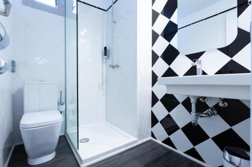 帕格拉La Concha Soul Boutique Hotel的带淋浴、卫生间和盥洗盆的浴室