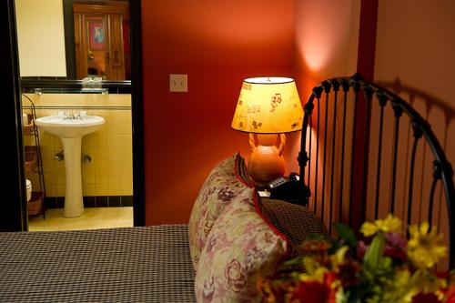 旧金山波汉姆酒店的一间卧室配有带灯和水槽的床