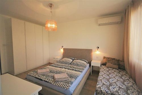 索非亚St. Seraphim's Apartment的一间带床和沙发的小卧室