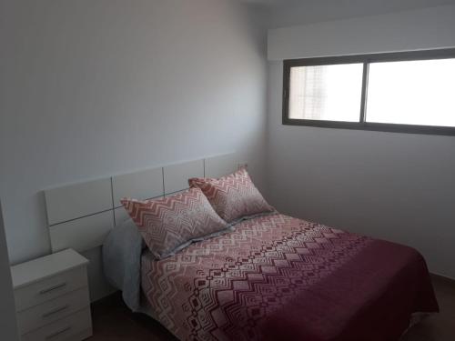 阿尔姆尼卡Paseo San Cristóbal的一间卧室设有一张床和一个窗口