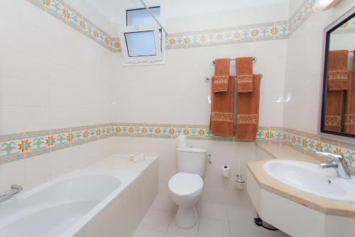 甘达坞伊港El Mouradi Club Selima的带浴缸、卫生间和盥洗盆的浴室