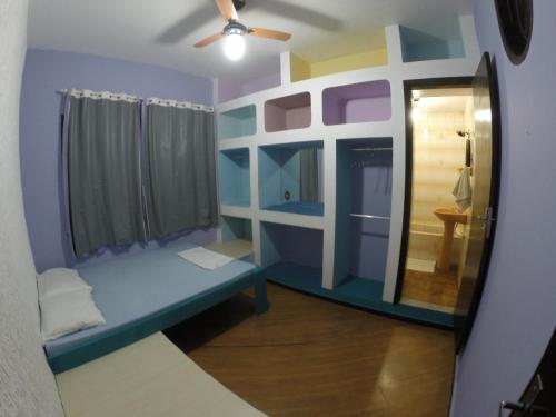 卡波布里奥Rock n Hostel的小房间设有床和镜子