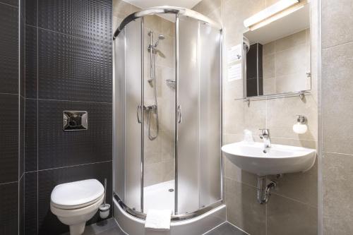 瓦古夫斯托克皮卡罗酒店的带淋浴、卫生间和盥洗盆的浴室
