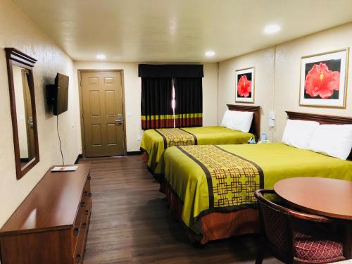 萨拉索塔萨拉索塔豪华酒店的酒店客房设有两张床和一张桌子。
