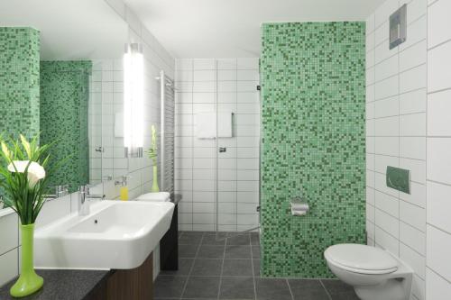 沃尔夫斯堡全球酒店的一间带水槽、卫生间和淋浴的浴室
