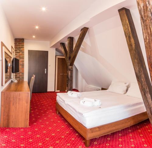 厄尔科Fregata的一间卧室配有一张床,铺有红色地毯