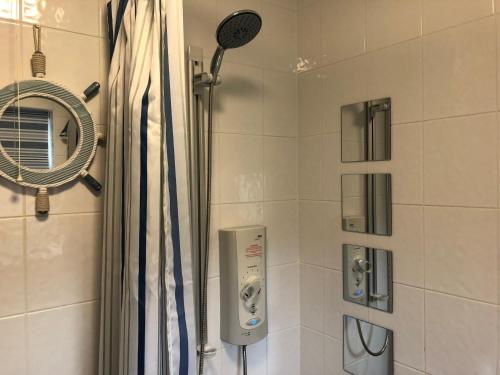 牛顿艾克利夫1 Silkin Serviced Accommodation的带淋浴和镜子的浴室