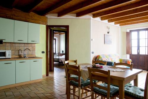 蒙赞巴诺Corte Fattori的厨房以及带桌椅的用餐室。