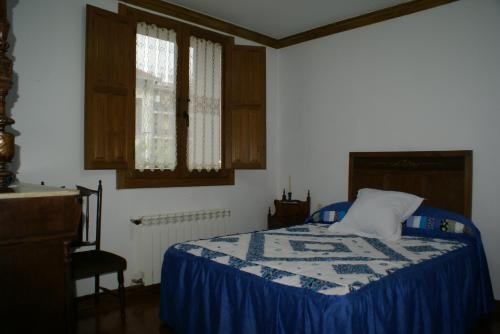 梅迪纳德波马尔Algarabiastaying 1 Cristeta的一间卧室配有一张带蓝白色毯子的床