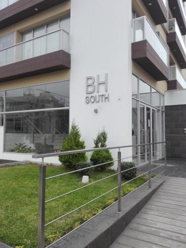 利马Departamento BH South的带有南面读取符号的建筑