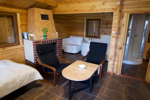 尤斯托尼莫斯基Domki Luksusowe Eskada的配有一张床和一张桌子及椅子的房间