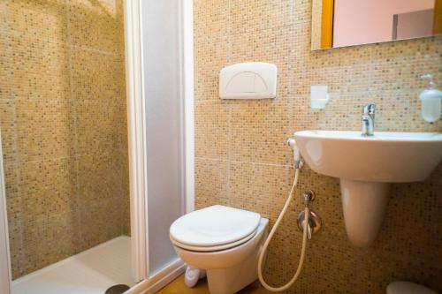 焦维纳佐Paradise beb的浴室配有卫生间、盥洗盆和淋浴。