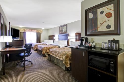 Weyburn韦本卡纳尔塔酒店的酒店客房配有两张床和一张书桌