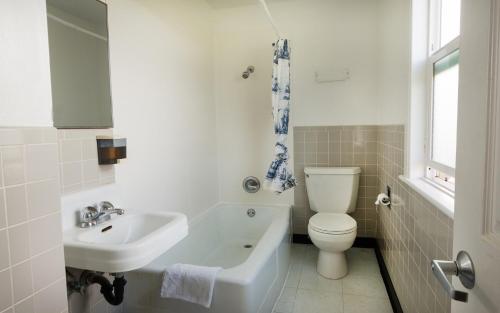 佩斯卡德罗HI鸽点灯塔旅舍的白色的浴室设有水槽和卫生间。