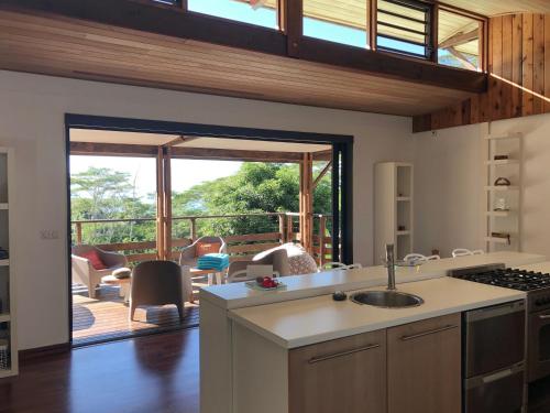 TeavaroLa Villa Te Fetia Nui Moorea的厨房享有带天井的甲板的景致