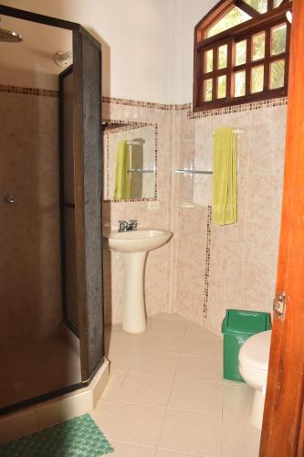 科韦尼亚斯亚特兰蒂斯民宿的一间带水槽、卫生间和镜子的浴室