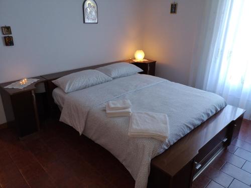 OlivetoEl pueblecito的一间卧室配有一张床,上面有两条毛巾