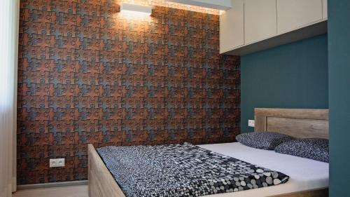 拉齐布日Apartament Piano 3的一间卧室设有砖墙和床
