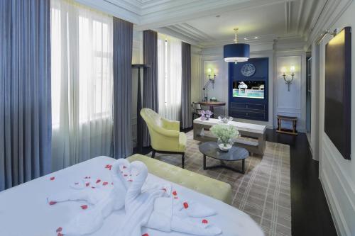 上海上海外滩郁锦香新亚酒店的酒店客房带两张床和一个客厅