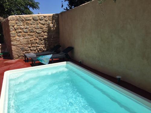 罗德镇Tafros Villa的墙前的游泳池