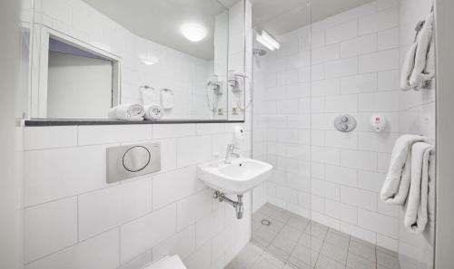 阿姆斯特丹阿姆斯特丹辛格尔酒店的白色的浴室设有水槽和镜子