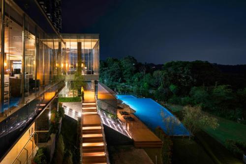 万隆万隆达戈公园洲际酒店的一座晚上设有游泳池的建筑