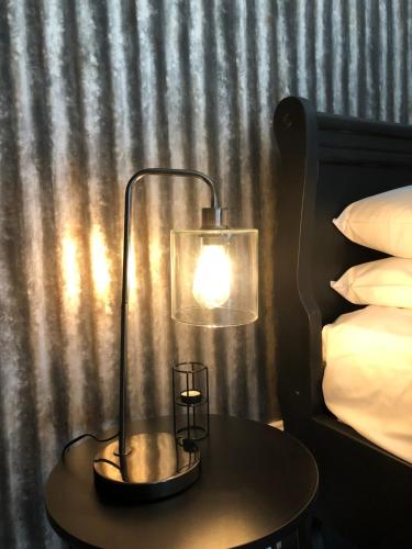 麦克拉伦谷阿曼德住宿加早餐旅馆的床头桌子上的一盏灯