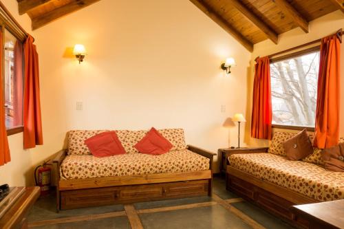 乌斯怀亚Aves del Sur的客厅设有2张沙发和2扇窗户