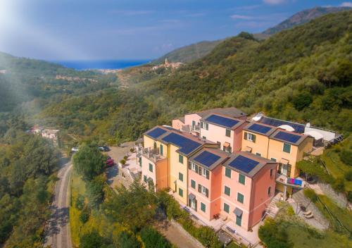 莱万托阿泰拉狄马雷酒店的享有房子的空中景色,上面设有太阳能电池板